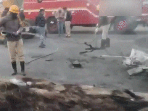 रिपोर्ट्स के मुताबिक बस और लॉरी में लगी आग बुझाने में 5 घंटे का समय लग गया।