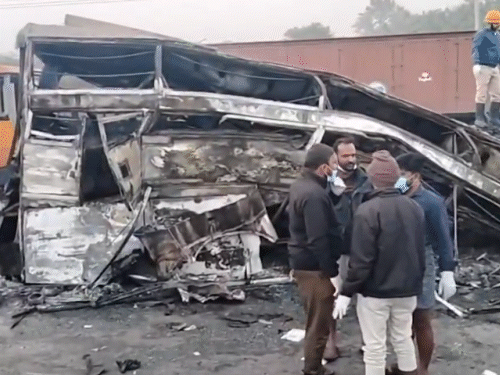 बस के जले हुए अवशेष हाईवे पर पड़े हुए देखे गए, छत धंस गई थी और मेटल के फ्रेम मुड़ गए थे।