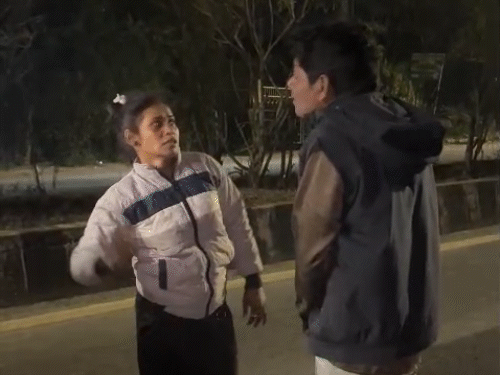 सारेराह युवक की पिटाई करती रही युवती। - Dainik Bhaskar