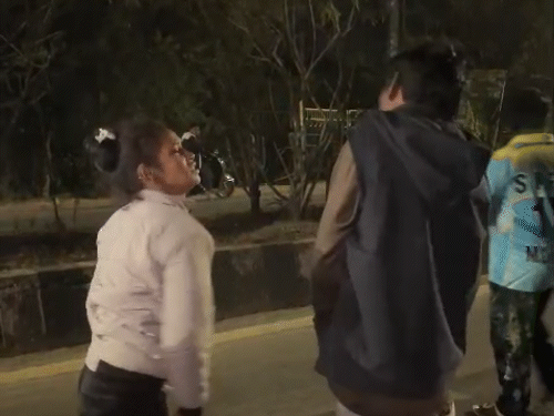 युवक ने खुद युवती को थप्पड़ मारने के लिए कहा।