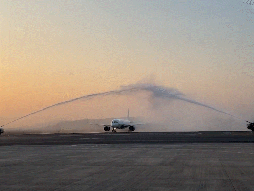 रनवे पर दो अग्निशमन वाहनों से फ्लाइट को वाटर कैनन सैल्यूट दिया गया।