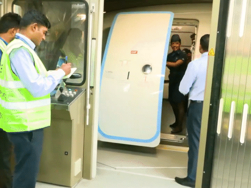 बेंगलुरु से पहुंचा यात्री अपने साथ बड़े साइज का एक सिंबोलिक बोर्डिंग पास लेकर उतरा।