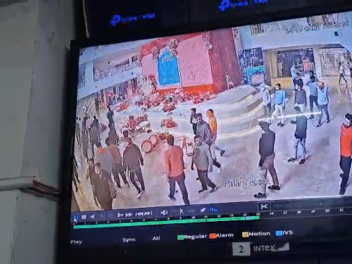 30-40 युवक एक साथ अंदर आते हुए। घटना CCTV में रिकॉर्ड।