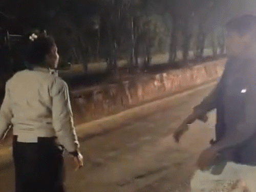 ट्रक के सामने कूदने की कोशिश कर रही युवती को युवक ने खींचा।