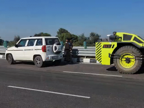 जले वाहनों को रोड से हटाने के क्रेन मंगाई थी।