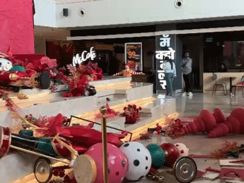 वहां मौजूद लोगों ने घटना की वीडियो बनाया।