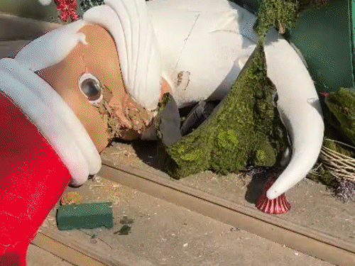 मॉल में क्रिसमस की तैयारी की गई थी। जिसे पूरा तहस-नहस कर दिया गया।