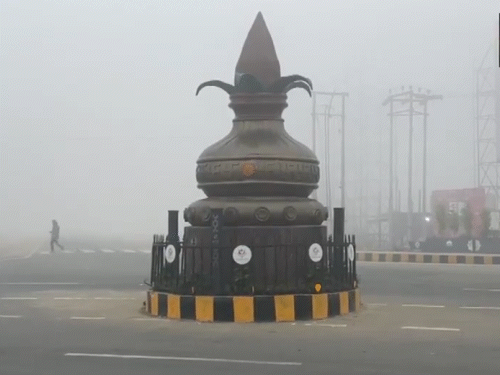 यूपी: अयोध्या में सर्दी और शीतलहर जारी है। सुबह से ही घना कोहरा छाया है।