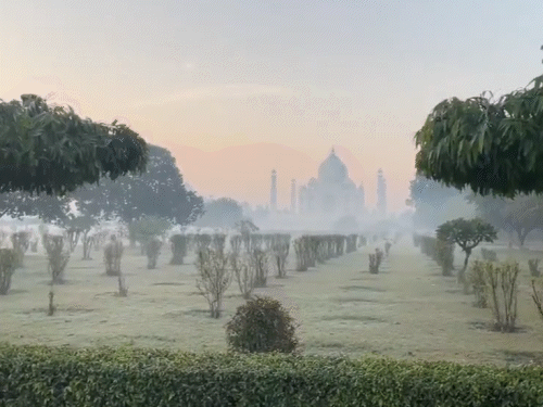 आगरा में शीतलहर और कोहरे का प्रकोप जारी है। ताज महल भी कोहरे से ढका हुआ है। मौसम विभाग ने बताया कि आज शहर का न्यूनतम तापमान 11.0°C रहने का अनुमान है।
