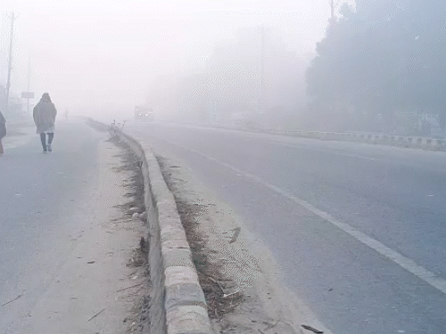 घने कोहरे को देखते हुए वाहन चालकों को सावधानी बरतने की चेतावनी ।