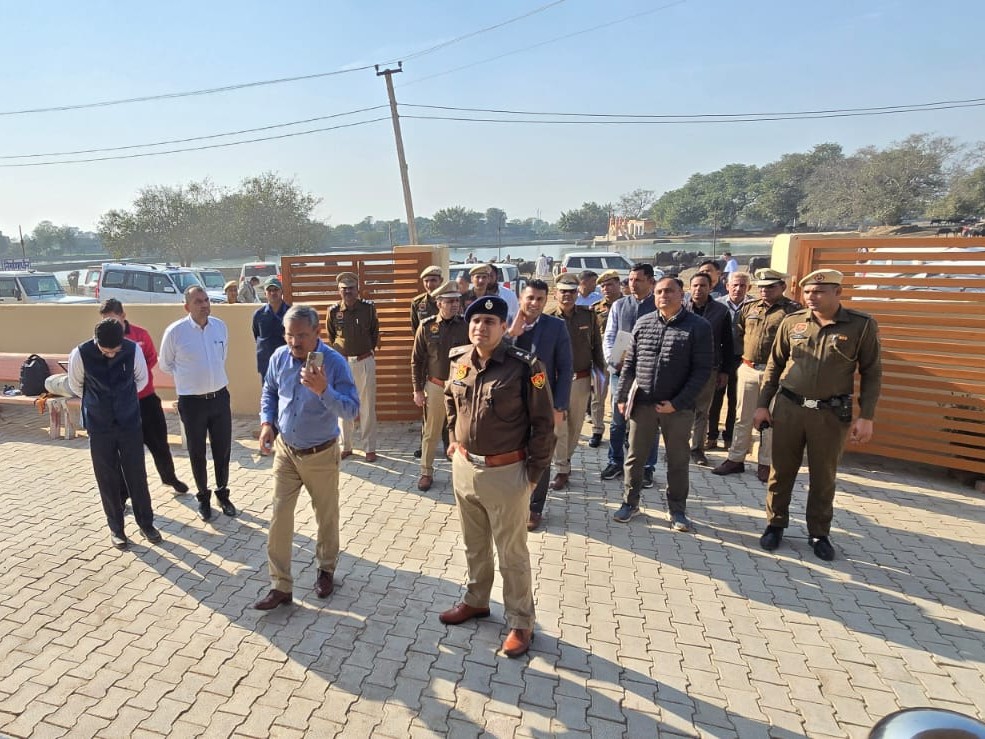 महोत्सव में सुरक्षा की जानकारी लेते अधिकारी