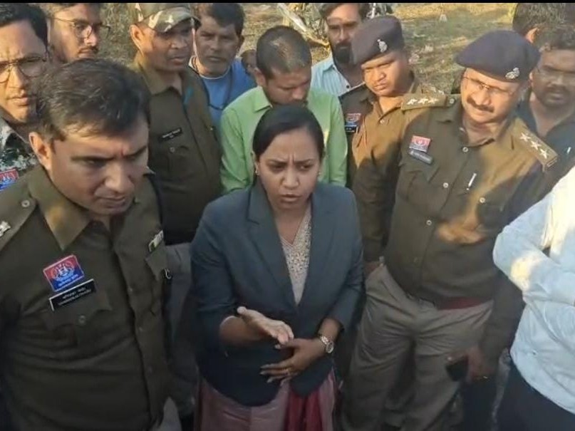 मौके पर मौजूद पुलिस-प्रशासन के अधिकारी दोनों को समझाने में जुटे हुए हैं।