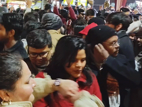 मनाली में मॉल रोड पर डीजे पर थिरकते टूरिस्ट और शिंकुला में पड़ी बर्फ। - Dainik Bhaskar