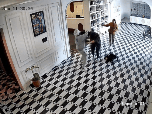 दोनों के बीच हाथापाई हुई, जिसमें बॉडी बिल्डर की पगड़ी उतर गई।