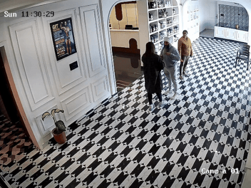 बॉडी बिल्डर ने मोबाइल छीनकर तोड़ दिया।