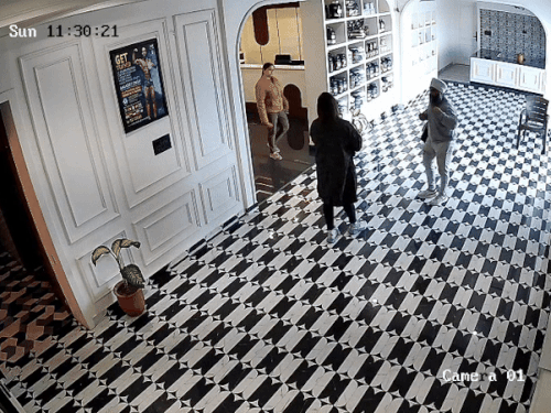 बॉडी बिल्डर और मंगेतर के बीच आपस में बहस हुई, इस दौरान महिला कर्मी भी वहां आ गई।