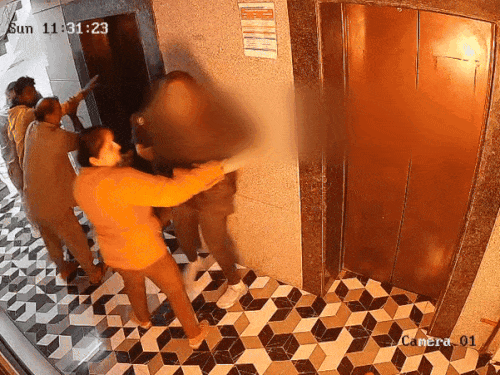 मारपीट के बाद वापस लौटती मंगेतर, जबकि बॉडी बिल्डर अपने केश संभालता दिख रहा है।