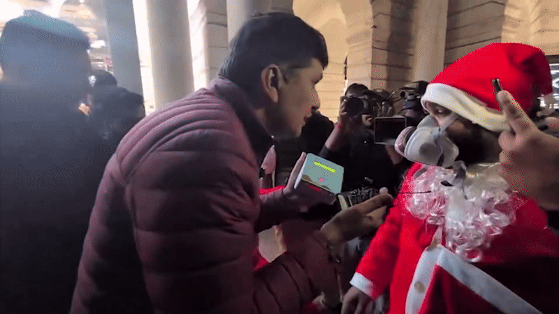 यह फोटो उसी वीडियो का है, जो आप नेताओं ने सोशल मीडिया पर पोस्ट किया था।