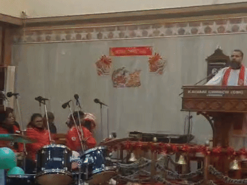 चर्च की प्रार्थना सभा में उपस्थित गणमान्य।