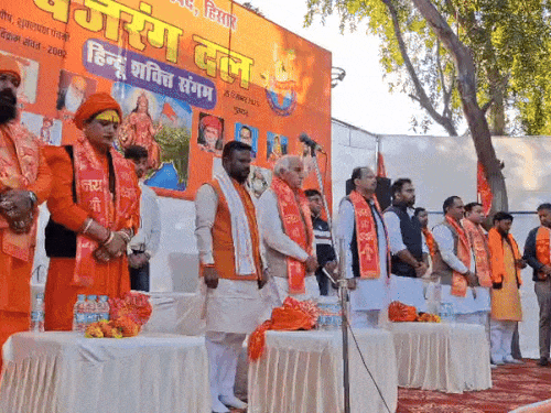 बांग्लादेश में मारे गए हिंदुओं को श्रद्धांजलि देते हिंदू संगठन के कार्यकर्ता।
