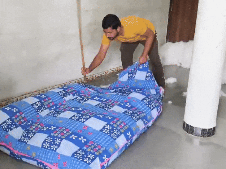 बिलाल के पिता शरीफ मंसूरी रजाई-गद्दे भरने का काम करते हैं।