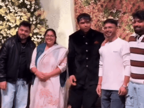 हरियाणचे चोप्राबत हरियाणवी कलाकार रेणूंचे फोटो काढतात.