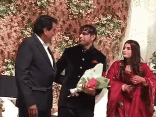 नीरज चोप्रा आणि हिमानी मोर यांना लग्नाच्या शुभेच्छा देण्यासाठी रोड समाजाचे पदाधिकारी पोहोचले.