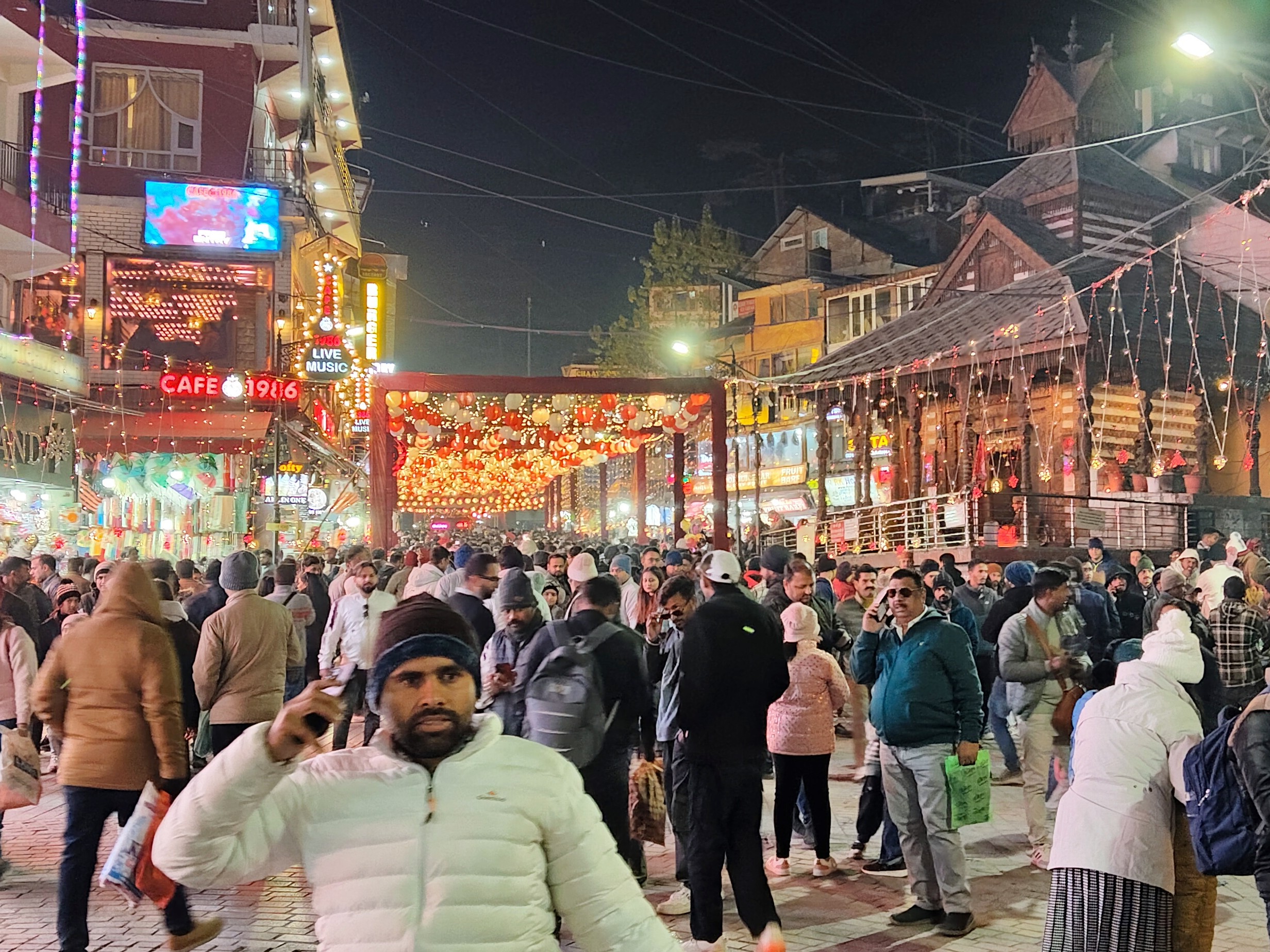 मनाली में क्रिसमस पर्व मनाने के लिए जमा हुए टूरिस्ट।