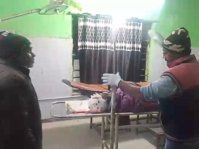 हादसे में गंभीर रूप से घायल युवक को गोड्‌डा रेफर किया गया है।