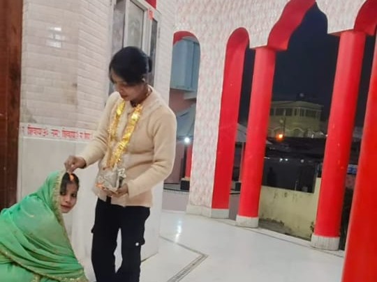 शादी के बाद काजल ने पूजा के पैर छूकर आशीर्वाद लिए।