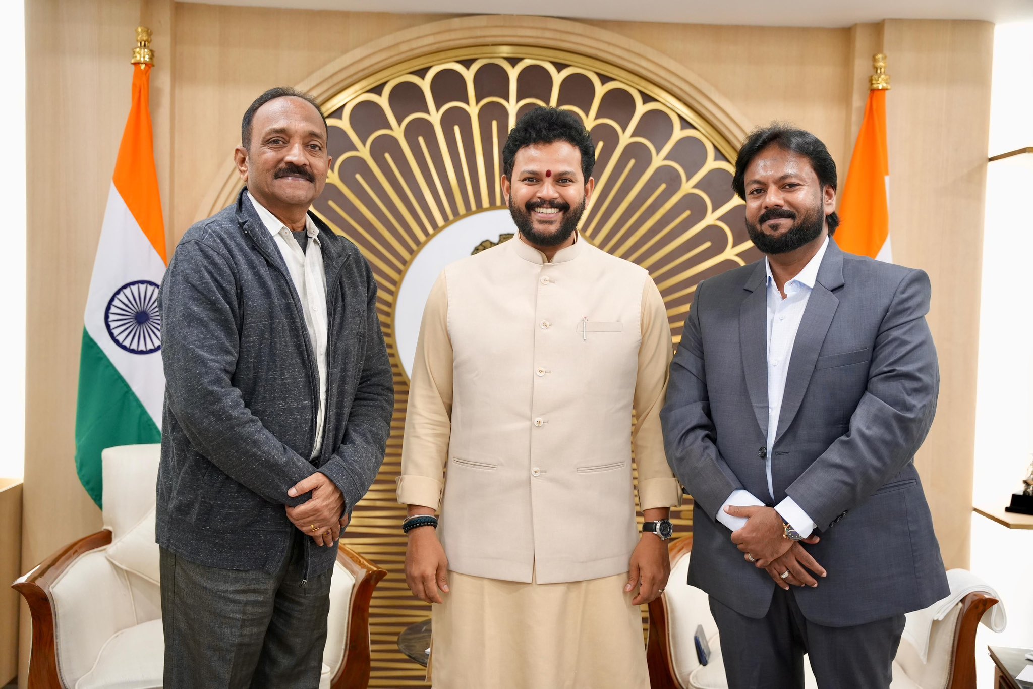 फ्लाई एक्सप्रेस की टॉप लीडरशिप नागरिक उड्डयन मंत्री राम मोहन नायडू (बीच में) के साथ।