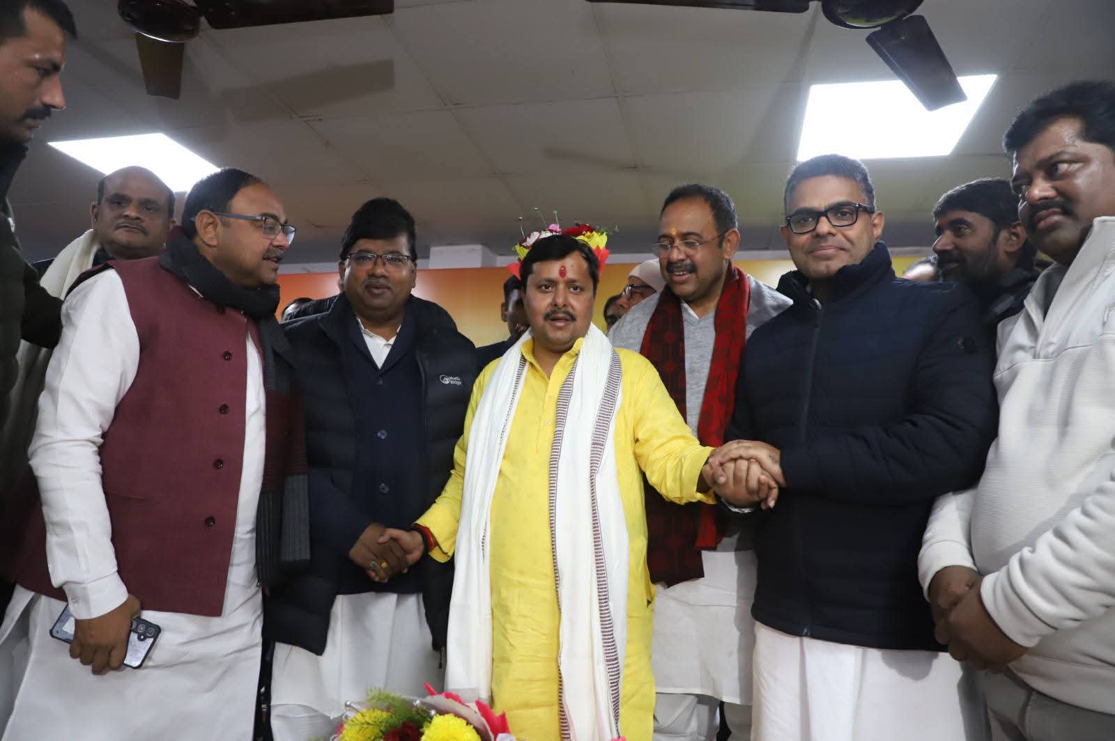 कुशवाहा की लिट्टी-चोखा पार्टी छोड़कर भाजपा के राष्ट्रीय कार्यकारी अध्यक्ष नितिन नबीन से मिले RLM के 3 विधायक।