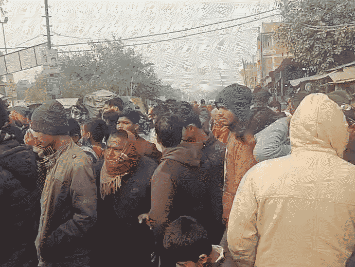 सैकड़ों ग्रामीण थाने के सामने शव रखकर हंगामा कर रहे हैं।