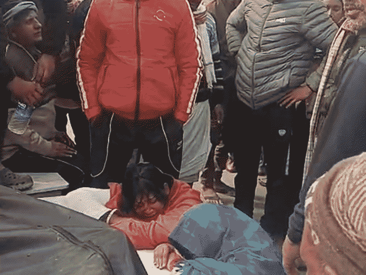 शव सड़क पर रखकर विलाप करते मृतक विक्की के परिजन और ग्रामीण।