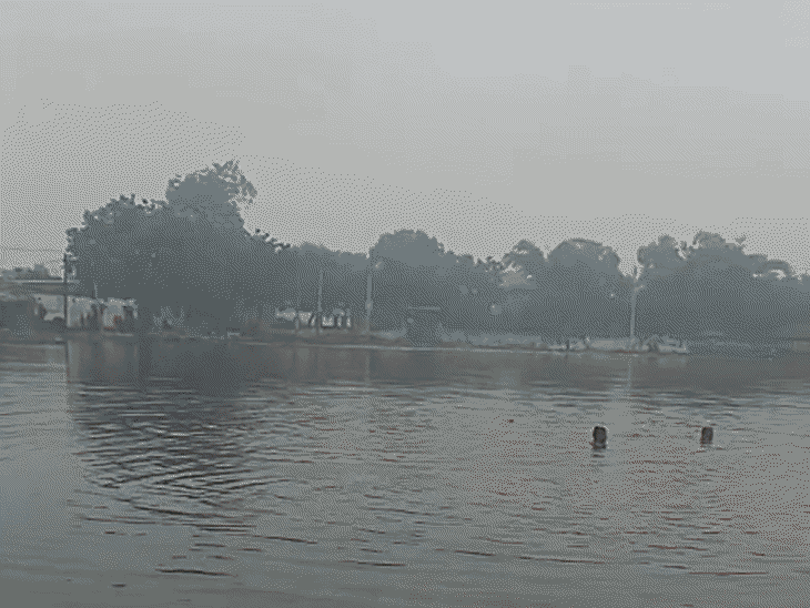 इसी तालाब में हत्या कर शव फेंकने का आरोप है, पुलिस गोताखोरों को लगाकर सर्चिंग करा रही है।