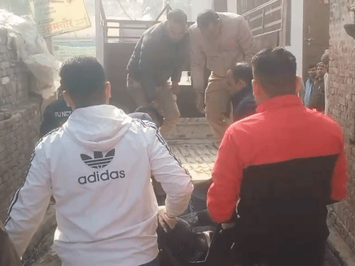 वारदात के बाद मौके पर भारी भीड़ जमा हो गई। चीख-पुकार के बीच पुलिस बुलाई गई। पुलिस ने शव को पोस्टमॉर्टम के लिए भिजवाया।