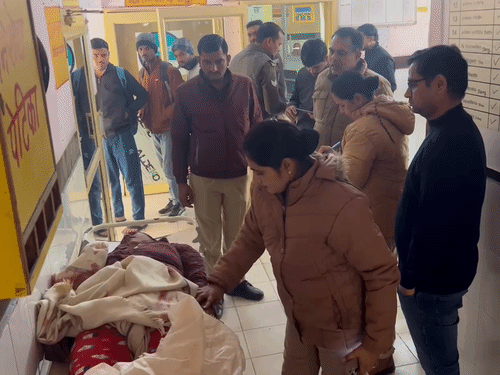 शव का जांच करती महिला सिपाही ।