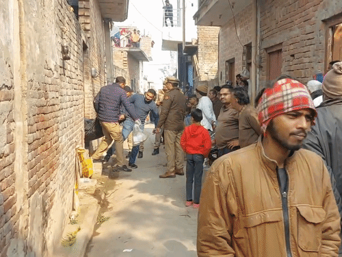 घटना की सूचना पर पुलिस और फोरेंसिक टीम मौके पर पहुंची।