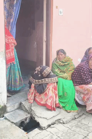 परिवार की महिलाओं का रो-रोकर बुरा हाल है। आस-पड़ोस के लोग इकट्ठा हुए।
