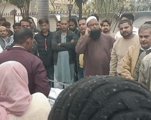 AMU के कब्रिस्तान में टीचर दानिश की बॉडी को सुपुर्द ए खाक किया गया।