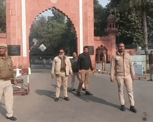 टीचर दानिश के कत्ल के बाद पुलिस ने सुरक्षा बढ़ा दी है। कैंपस में जाने वालों की ID चेक की जा रही है।