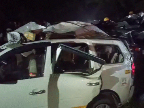 हादसे के कारण चेन्नई-तिरुचि नेशनल हाईवे पर कई किलोमीटर लंबा जाम लग गया।