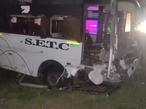 बस अनियंत्रित होकर डिवाइडर पर चढ़ती हुई दूसरी लेन में चली गई और सामने से आ रहीं 2 कारों से टकरा गई।