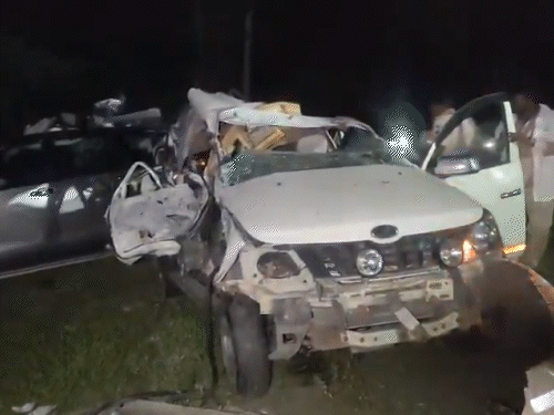 टक्कर इतनी जोरदार थी कि दोनों कारें बस के नीचे फंसकर पूरी तरह चकनाचूर हो गईं।