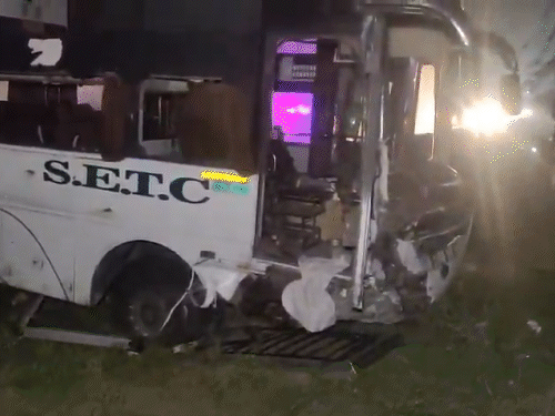 टक्कर इतनी जोरदार थी कि दोनों कारें बस के नीचे फंसकर पूरी तरह चकनाचूर हो गईं। - Dainik Bhaskar