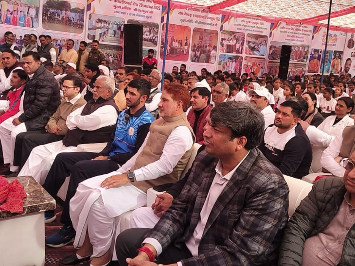 कार्यक्रम में उपस्थित बॉक्सर, राज्यसभा सांसद सुभाष बराला व अन्य लोग।