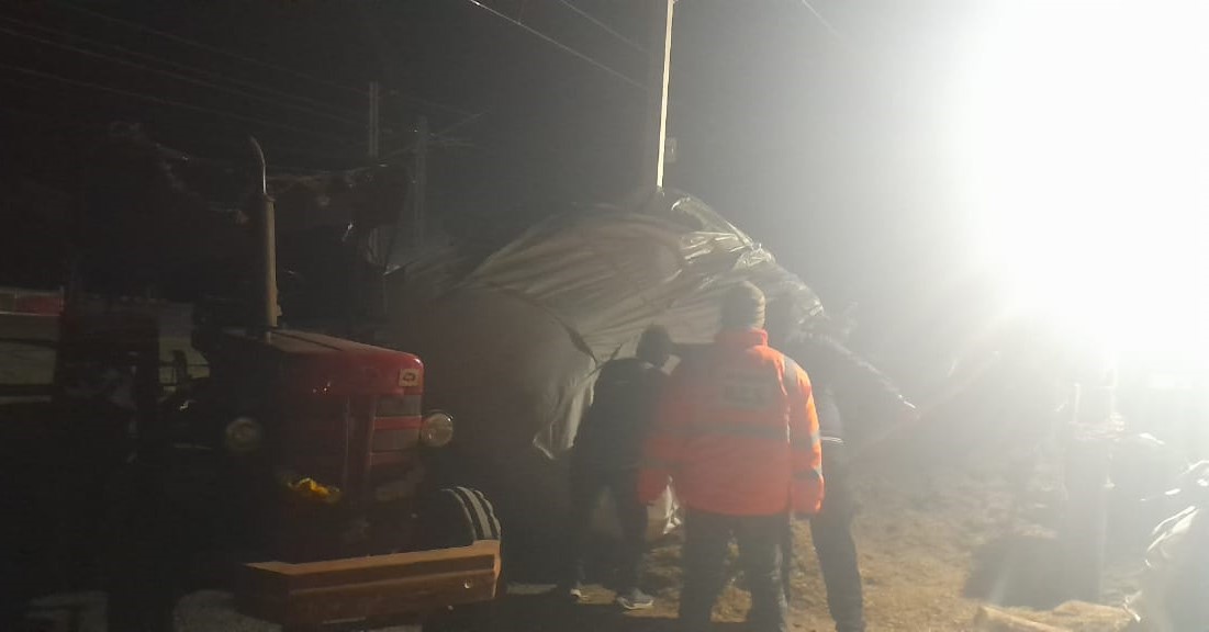 ट्रैक्टर-ट्राली और भूसे को ट्रैक से हटाया गया।