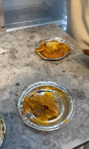 युवक का कहना है कि दुकानदार को ब्लेड के बारे में बताने पर दुकानदार ने उसे धमकी दी।