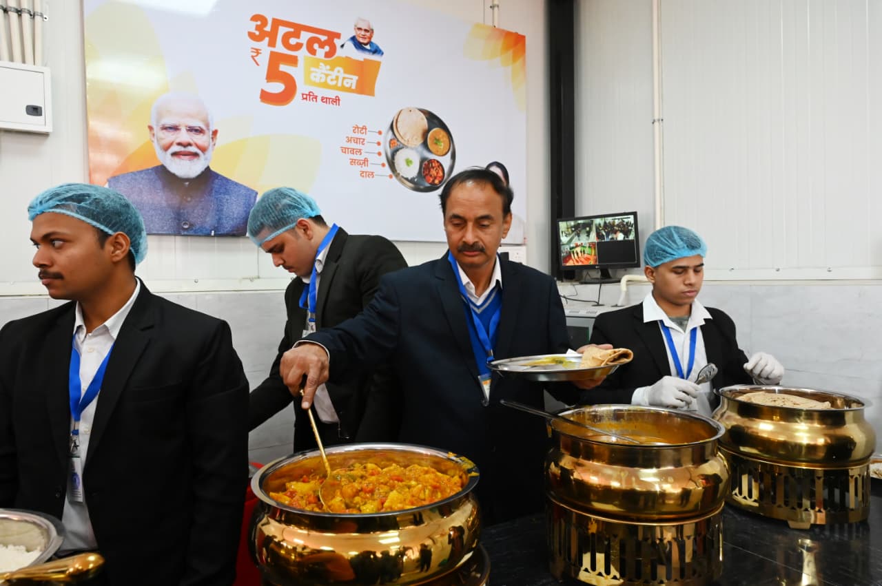 अटल कैंटीन को खासतौर पर दिहाड़ी मजदूरों, श्रमिकों और कम आय वाले लोगों के लिए शुरू किया गया है।