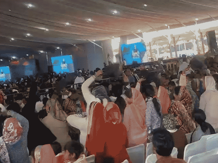 कांग्रेस की महिला कार्यकर्ताओं ने केंद्रीय मंत्री शाह को काले झंडे दिखाए।